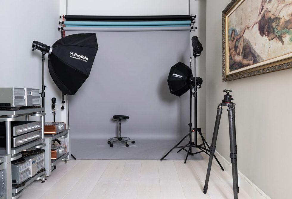 Other components of the sound system live in a small room behind the wall, which also houses the photography-enthusiast owner’s photo studio.