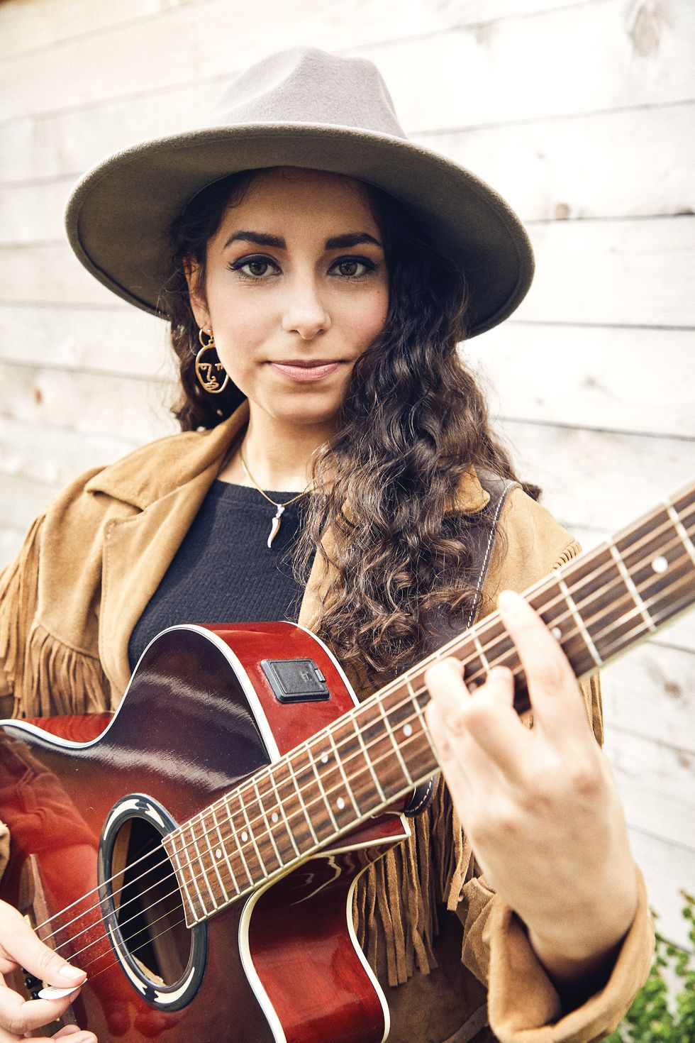 Issues-Driven Folk Singer-Songwriter Pascali Provokes in English and Italian