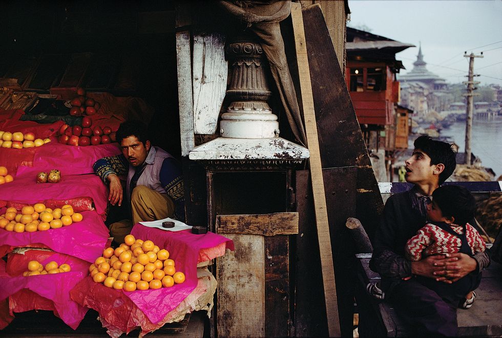 300 dpi 12 x 18 cm Raghubir Singh_Fruit Seller and a Boy with a Child Copyright 2017 Succession Raghubir Singh